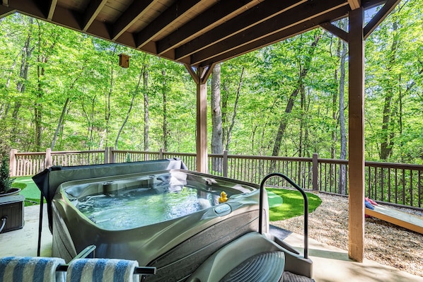 Travel Facebook ad example 7: Hot Tub&Putting @ N GA Mtns! Pool,Lake,Golf,Tennis,Boat Rentals.Pets! Sleeps 13+ - Jasper | Vrbo