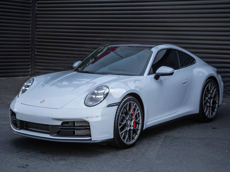 Automotive Facebook ad example 22: 2025 Porsche 911