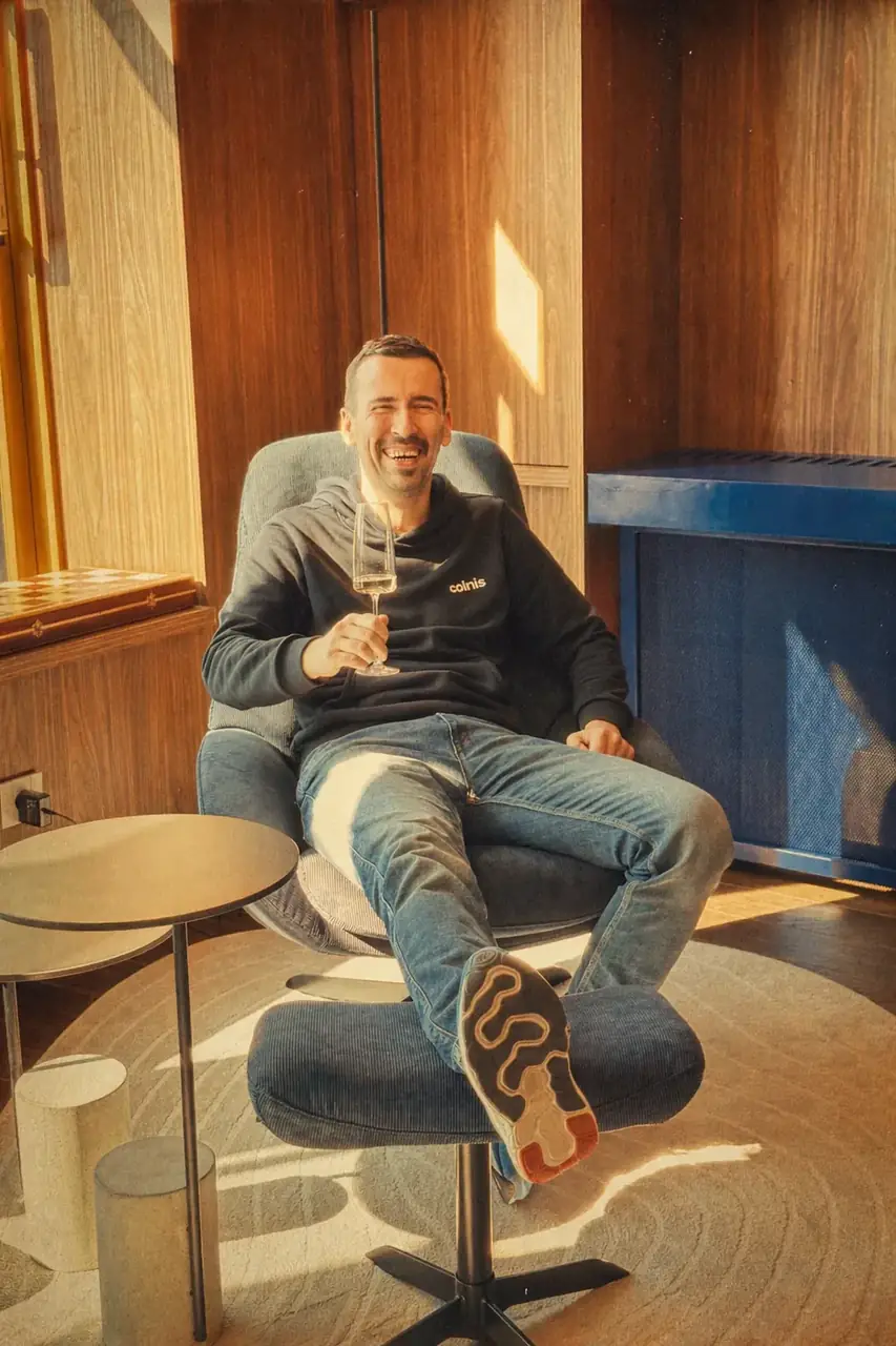 Coinis teammate relaxing on a sofa in the modern office lounge