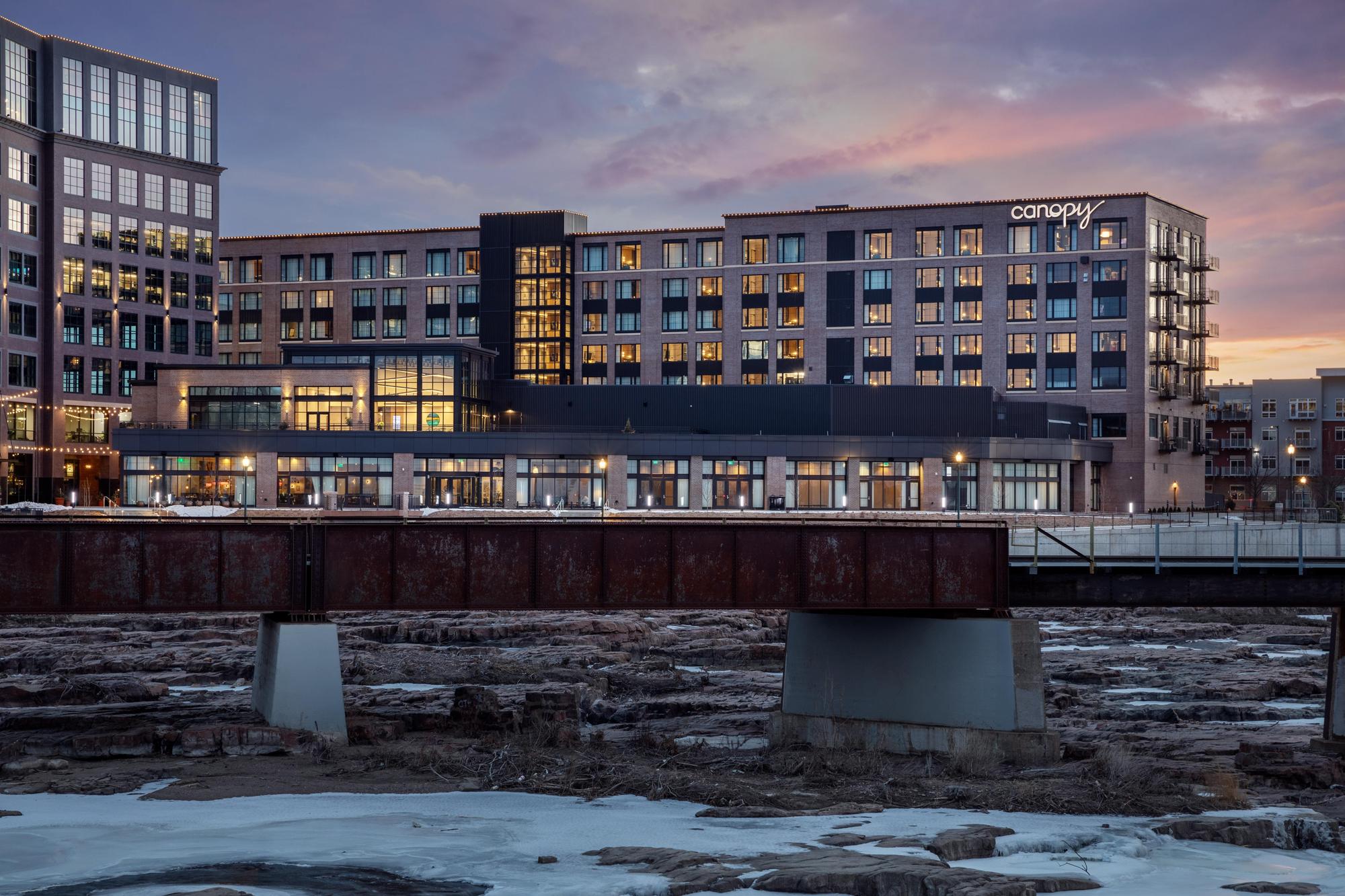Travel Facebook ad example 16: See rates for Sioux Falls
